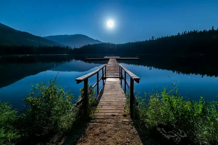 移动设备使用场景氛围图，呼应多端同步体验